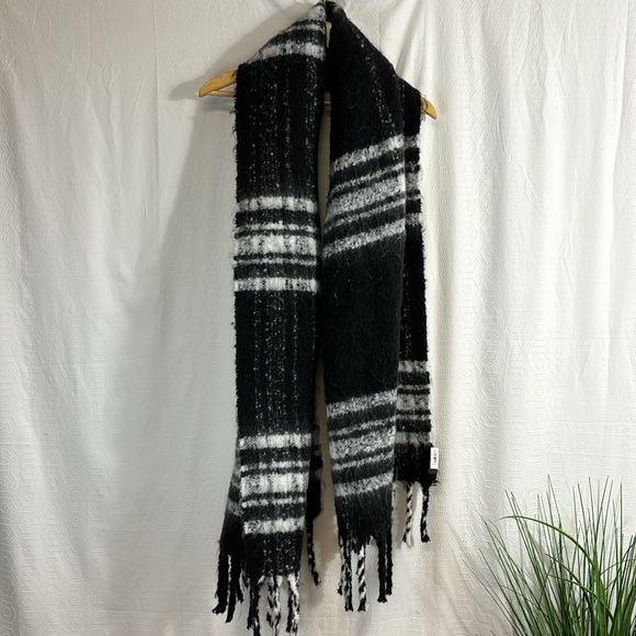 Banana Republic Rectangle Oversized fuzzy Scarf fringe recycled polyester - Picture 5 of 12
